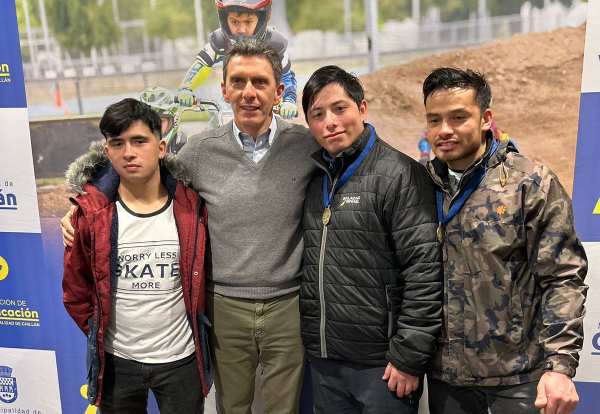 Estudiantes de establecimientos municipales destacan en torneos de bicicross, esquí y tenis de mesa