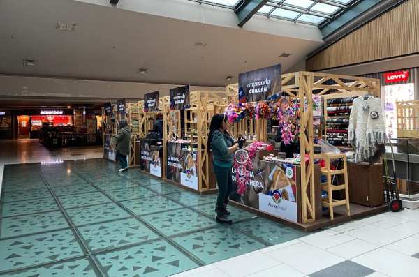 Más de 10 emprendedores exhiben sus productos en mall de Chillán