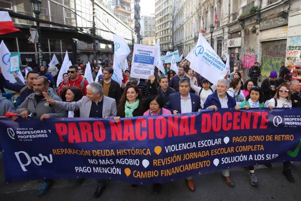 Colegio de Profesores depone paro indefinido, pero rechaza propuesta