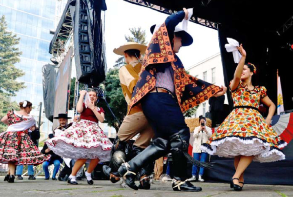 Comenzó la Fiesta de la Chilenidad en la Plaza de Armas de la ciudad