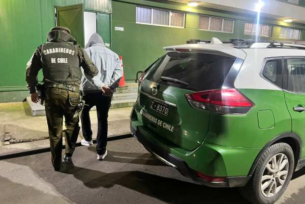 Víctima encuentra en redes sociales en venta su camioneta robada: Coordina con Carabineros captura de receptores