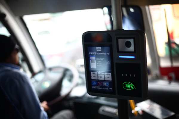 Entre 20% y 30% de los usuarios de taxibuses está pagando con tarjeta o QR