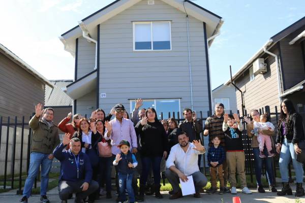Familias de campamentos conocieron piloto de sus futuras casas