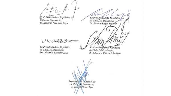 Boric y ex mandatarios firman documento "Por la democracia, siempre"