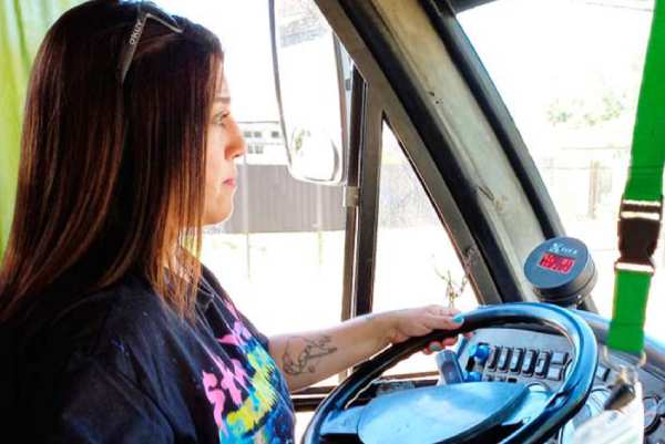 Cursos incentivan la formación de conductoras para el transporte