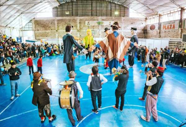 Aniversario de la región se festejó en San Carlos con Gigantes de Ñuble