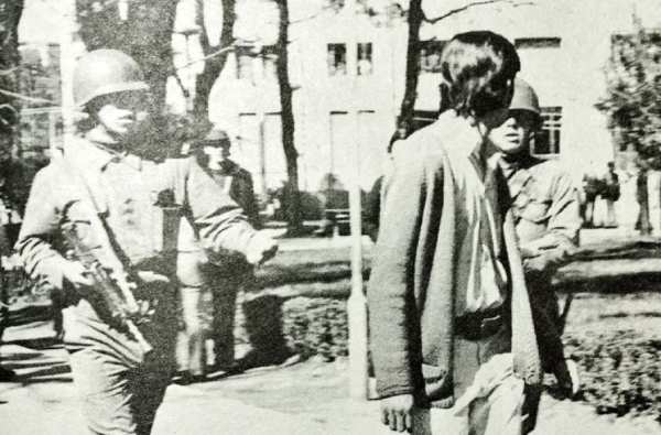 Un amanecer entre bandos militares, detenciones y allanamientos