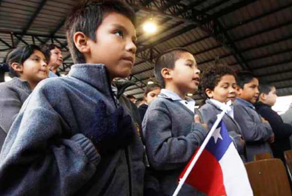 ¿Vuelve el himno nacional obligatorio a los actos de los lunes en los colegios?