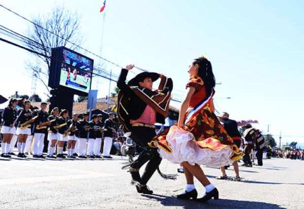 Acto y desfile marcan celebración de Fiestas Patrias en Coihueco