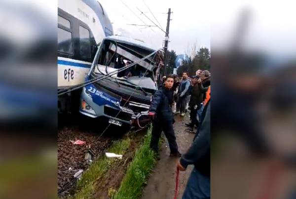 Al menos seis fallecidos deja accidente entre taxibús y tren en San Pedro