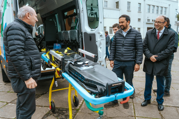 Entregan minibuses para el traslado de pacientes postrados o en silla de ruedas