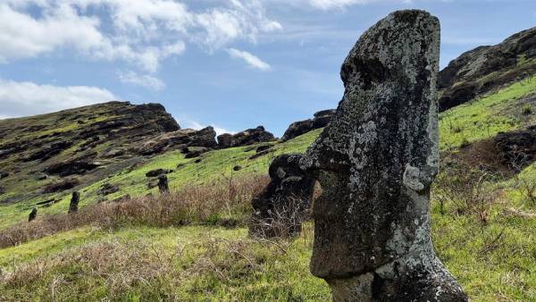 Rapa Nui clama por recuperar los moáis dañados en el incendio de 2022