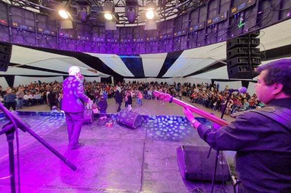 Más de 1.200 adultos mayores bailaron al ritmo de Germán Casas