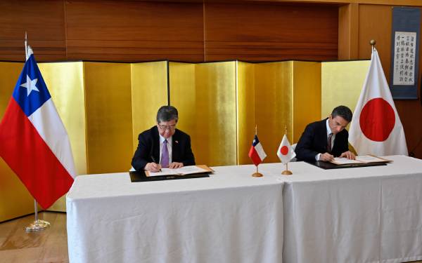 Embajada de Japón dona recursos para compra de ambulancia en Quinchamalí