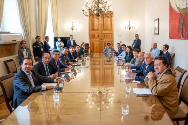 Gobernador y alcaldes llegan a La Moneda para agilizar la reconstrucción