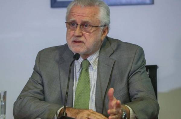 Pacheco reconoció que Codelco está asumiendo endeudamientos del Estado