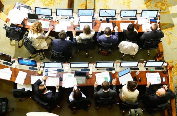 Comisión de Expertos eliminó exención de contribuciones y repuso la paridad de salida