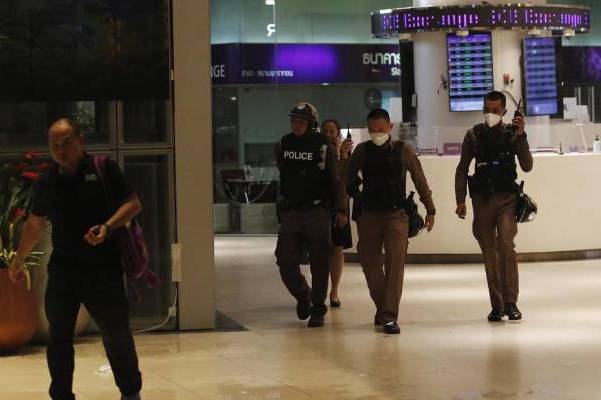 Joven de 14 años es detenido como presunto autor de tiroteo en mall de Bangkok
