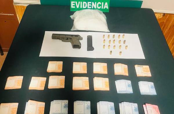 Más de 2 mil dosis de cocaína y armamento hallan con apoyo de can en vehículo