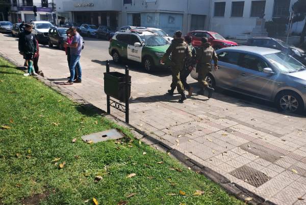 Sorprenden a joven con armamento en la plaza de armas de Chillán