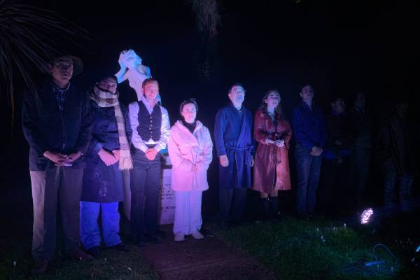 Chillanejos disfrutaron de recorrido nocturno al cementerio de Chillán