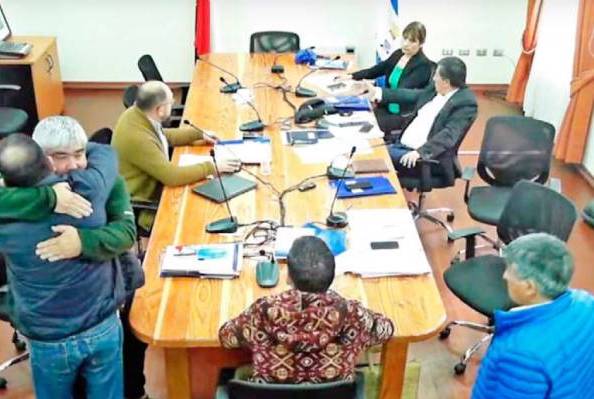 Concejo de Ñiquén elige nuevo alcalde en polémica votación