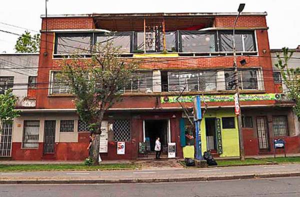 Edificio Rocchetti: columnas fungiformes y ventanas ojos de buey