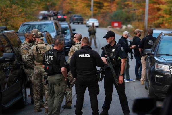 80 agentes del FBI tras el autor de los tiroteos de Maine