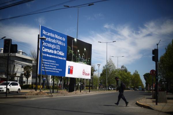 Tras 12 años de espera inicia instalación de luminarias led