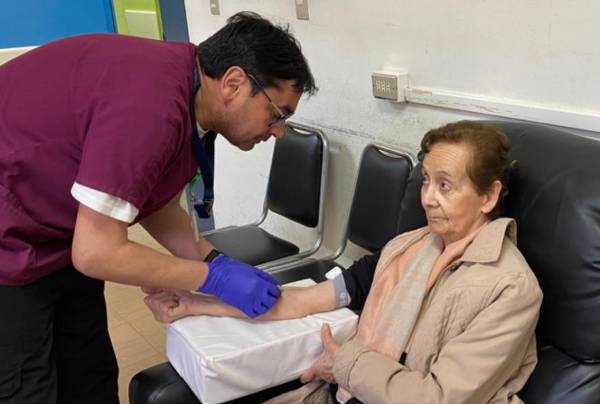 Crean técnica basada en la sangre del paciente para tratar patologías oculares en Chillán