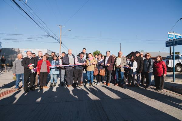 Tras 62 años de espera vecinos celebran la pavimentación de histórica calle de Quillón