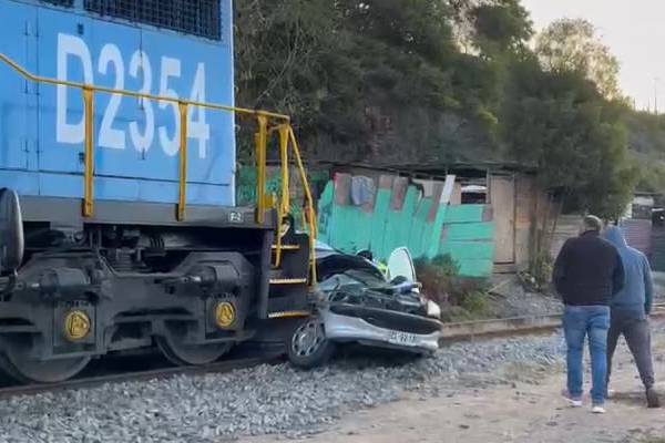 Padre e hija mueren tras chocar contra tren en Valparaíso