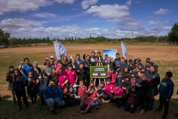 Yungay y San Nicolás suman canchas deportivas de pasto sintético