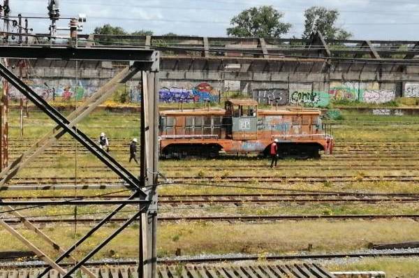 Joven en estado grave tras sufrir descarga eléctrica en estación de trenes