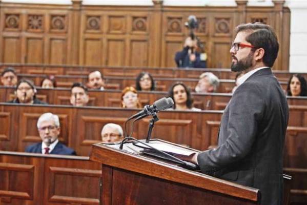 Presidente recibe texto que será plebiscitado en poco más de un mes