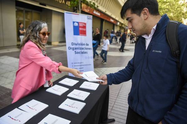 Gobierno inició entrega de textos de propuesta constitucional