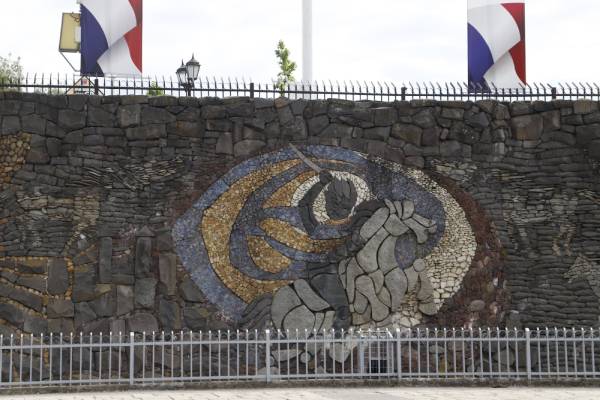 Mural de piedra: mosaico que relata la vida de O’Higgins