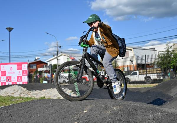 Pumptruck y canchas de pádel para vecinos del sector oriente de Chillán