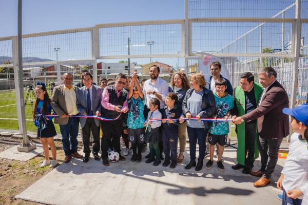 Inauguran multicancha de pasto sintético en escuela de Quillón