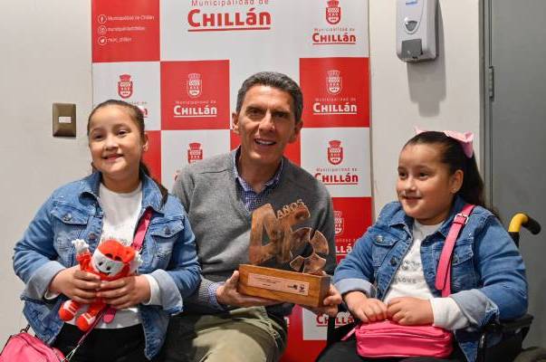 Municipio reconoció a gemelas ñublensinas embajadoras de la Teletón