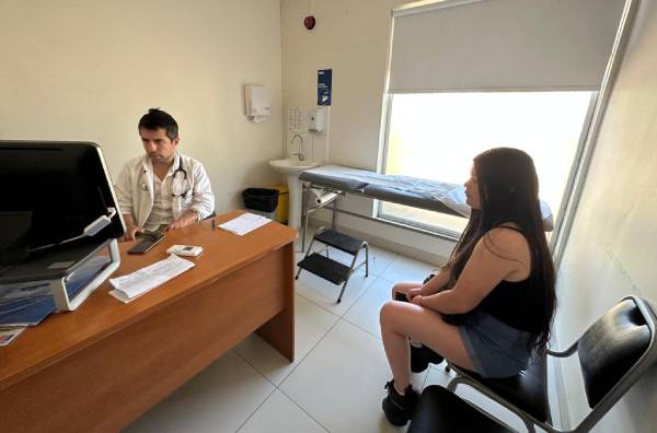 Vecinos de Itata reciben atención cardiológica en hospital de Quirihue