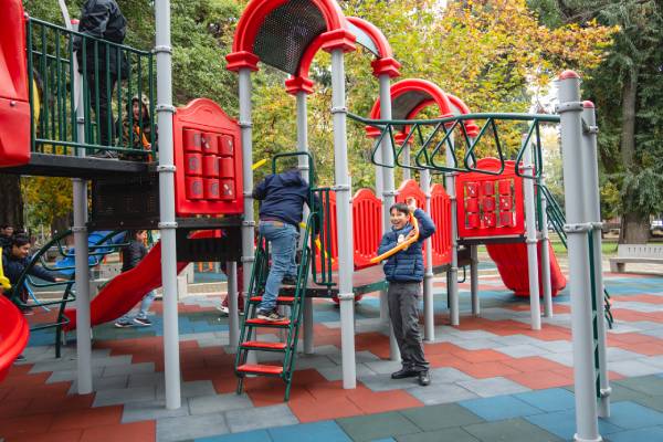 Plaza de Pinto estrena nuevos juegos infantiles tras inversión de $130 ...