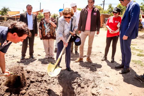Con primera piedra inician obras de centro del Adulto Mayor en Sarita Gajardo
