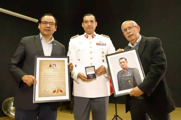 Comandante del Regimiento recibe condecoración Orden al Mérito San Bartolomé de Chillán Viejo