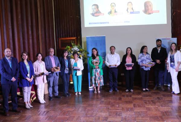 16 funcionarios culminan trayectoria laboral en el hospital de Chillán