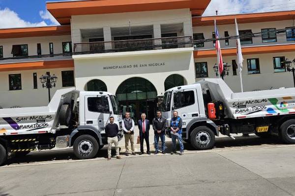 San Nicolás recepcionó dos nuevos camiones tolva para la comuna
