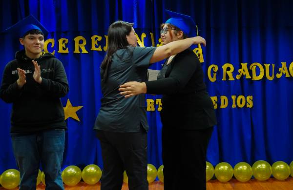 "Escuela hospitalaria" licencia a sus dos primeros alumnos en Chillán