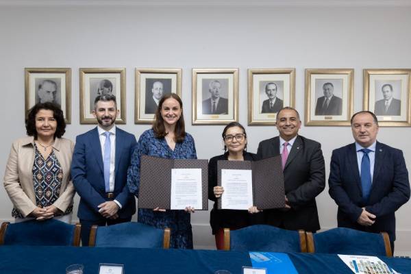 Autoridades UdeC oficializan colaboración bidireccional con AstraZeneca