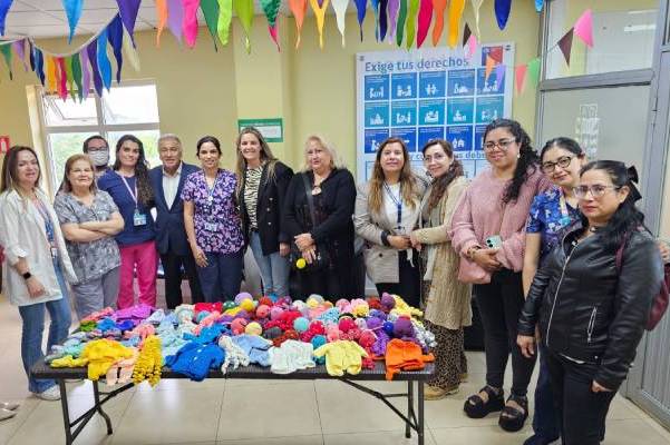 Donan ajuares y pulpos de lana para bebés prematuros del Hospital de Chillán