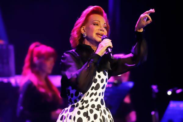 Chillanejos se rindieron a los pies de la intérprete española Paloma San Basilio en el Teatro Municipal